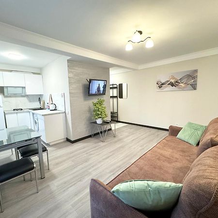 Artal Apartment On Obolonskyi Avenue 16 Kiev Bagian luar foto