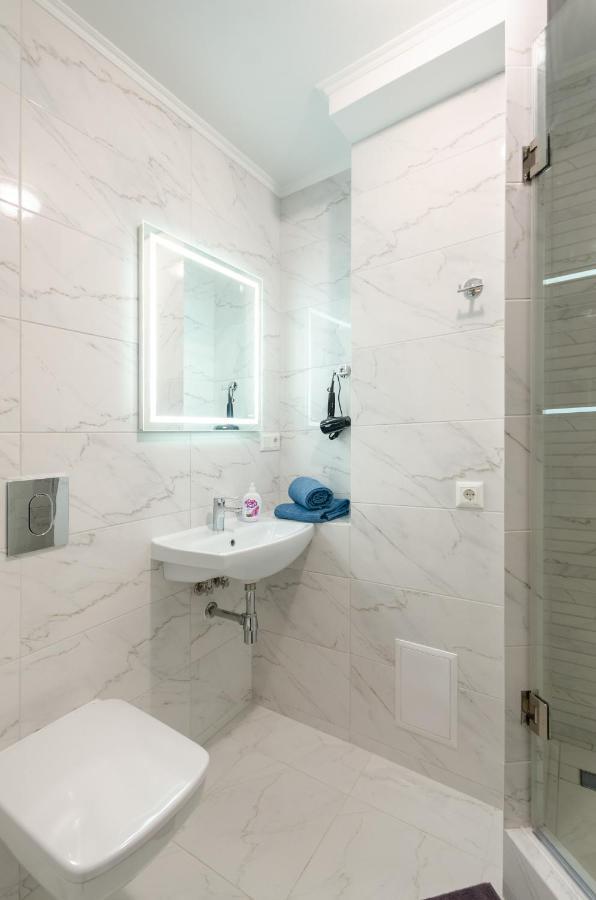 Artal Apartment On Obolonskyi Avenue 16 Kiev Bagian luar foto